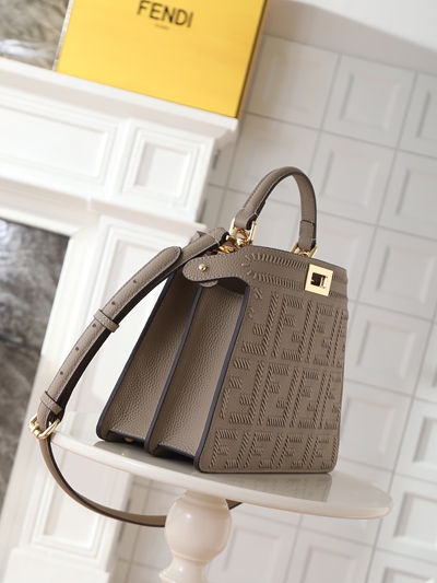 フェンディバッグ背面デザイン